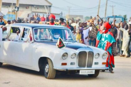 UPDATE: Deposed Emir Bayero Returns To Kano Despite Sanusi Presence In Palace [VIDEO]