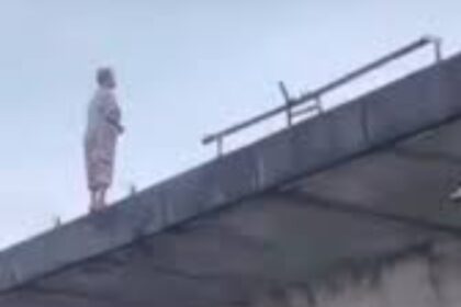 SHOCKING! Lady Climbs Flyover Commits SUICIDE In Broad Daylight