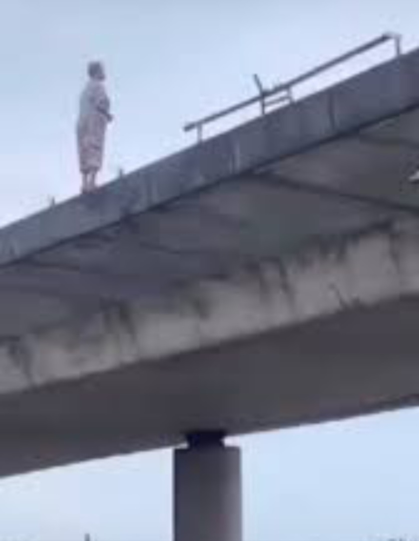 SHOCKING! Lady Climbs Flyover Commits SUICIDE In Broad Daylight