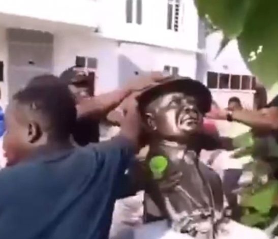 Rivers Crisis Deepens As Fubara’s Supporters Destroy Wike’s Statue [VIDEO]